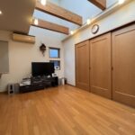 リビングです。天井が吹き抜けのため、解放感があります。南側の和室とつなげるとさらに広さが確保できます。