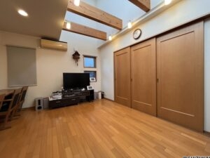 リビングです。天井が吹き抜けのため、解放感があります。