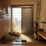 広々とした玄関です。収納棚もあります。