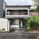 北側道路からの撮影です。解体更地後の引き渡しを予定しております。