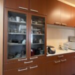 造り付けの食器棚になります。