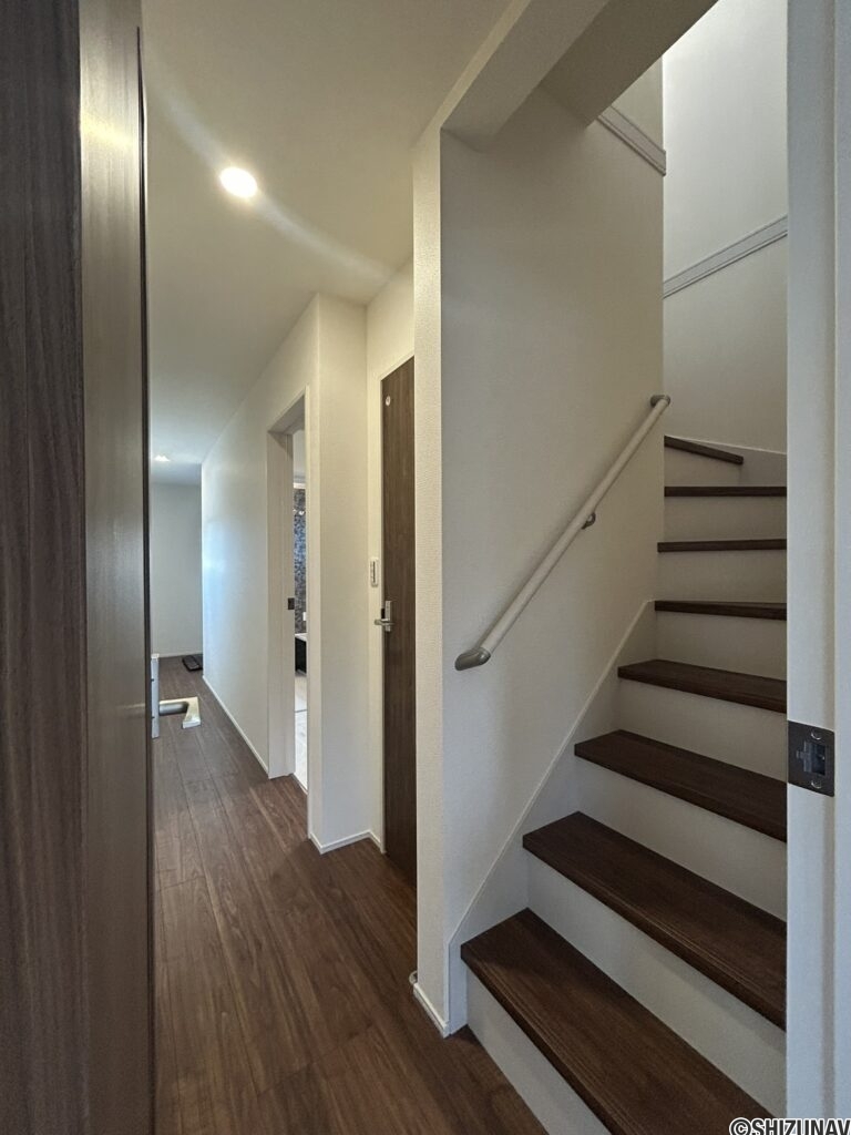 1階 階段の写真です。