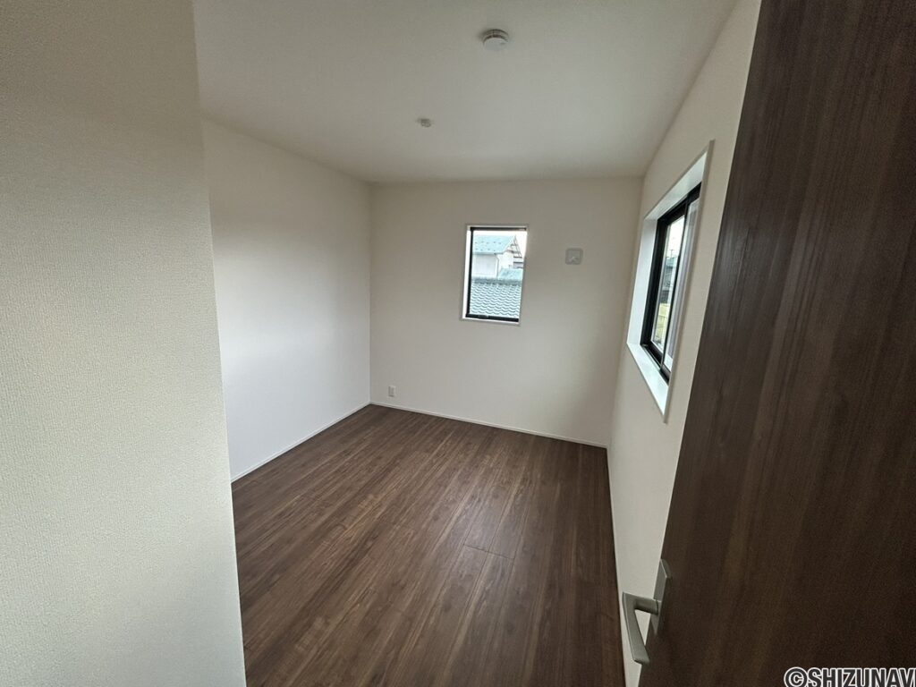 2階 洋室(5.4帖)の写真です。