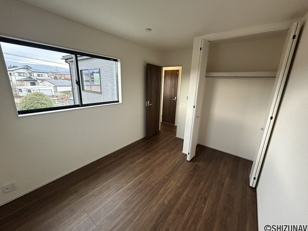 2階 洋室(5.4帖)の写真です。