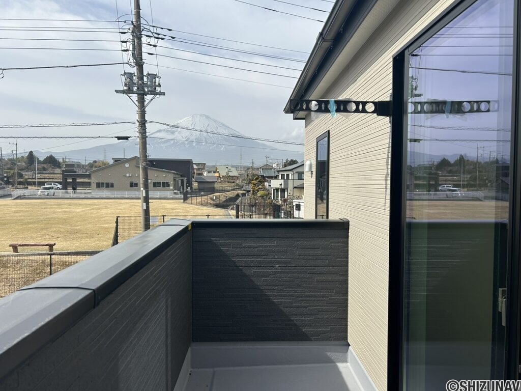 2階 バルコニーからは富士山を眺めることができます。