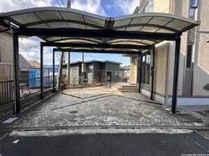 駐車場も2台並列駐車可能。カーポートで付きで雨天時も車の乗り降りもストレスを感じません。