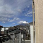 お庭後方に富士山が見えます。