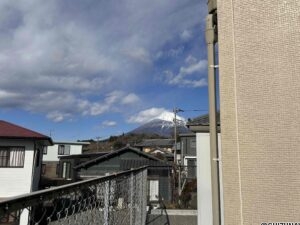 お庭後方に富士山が見えます。