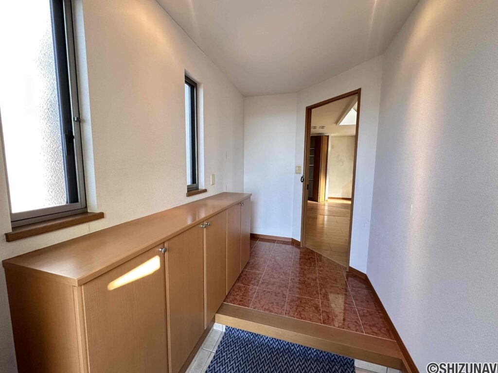 玄関もゆったりした明るい空間です。