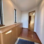 玄関もゆったりした明るい空間です。