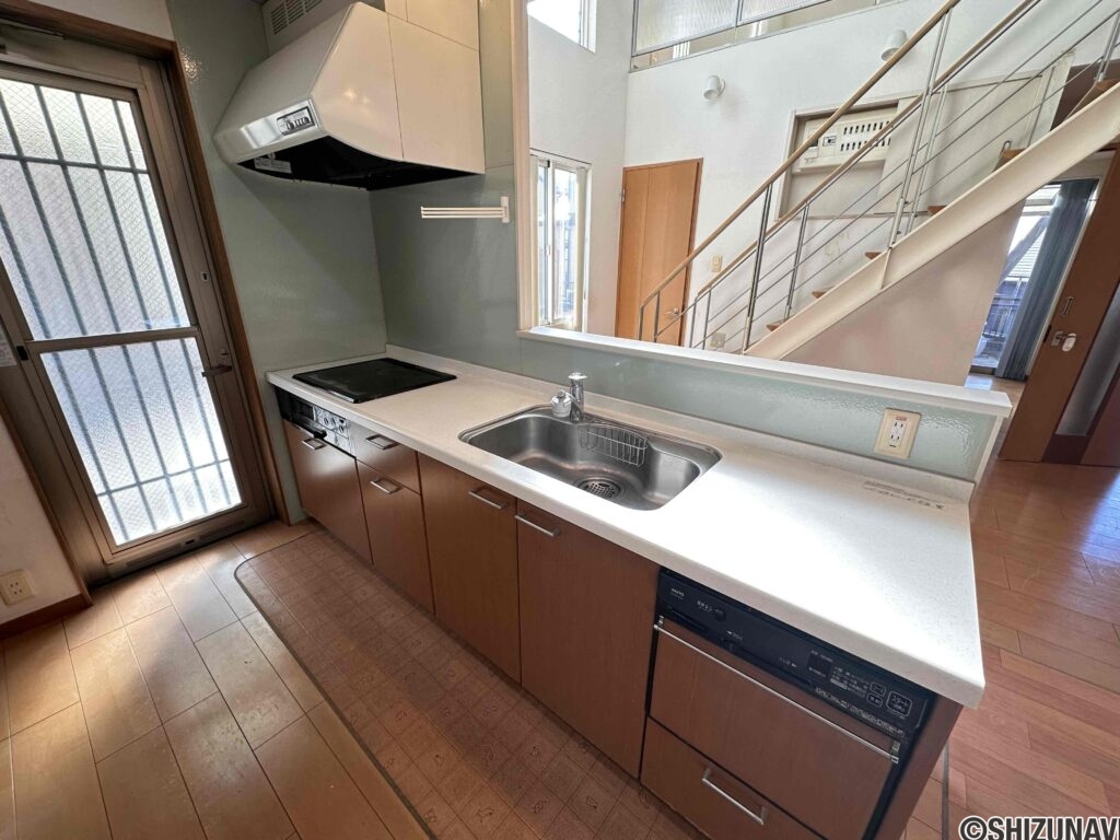 対面キッチンで家族の会話も弾みます。