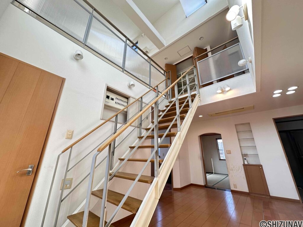 オープン階段で開放的です。