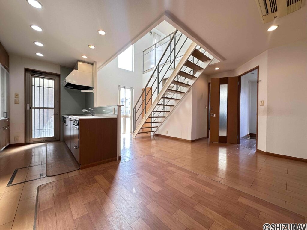 オープン階段で開放的です。