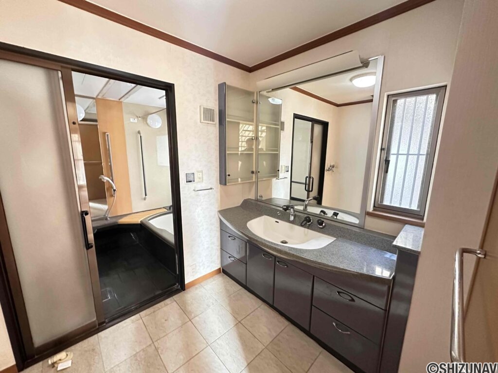 ゆったりとした広さの洗面室。