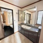 ゆったりとした広さの洗面室。