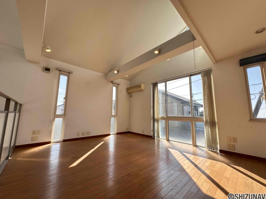 2階に開放的なリビングがあります。