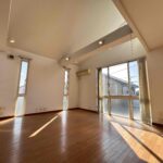 2階に開放的なリビングがあります。