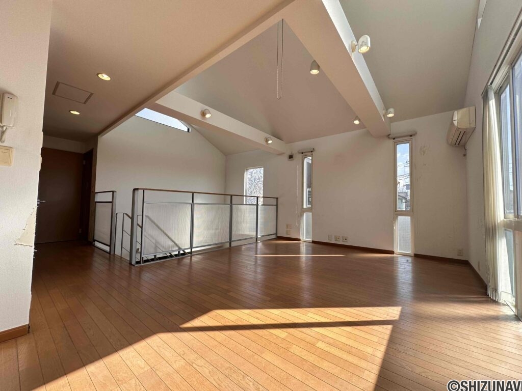 2階リビングは日当たりの良い寛ぎ空間です。