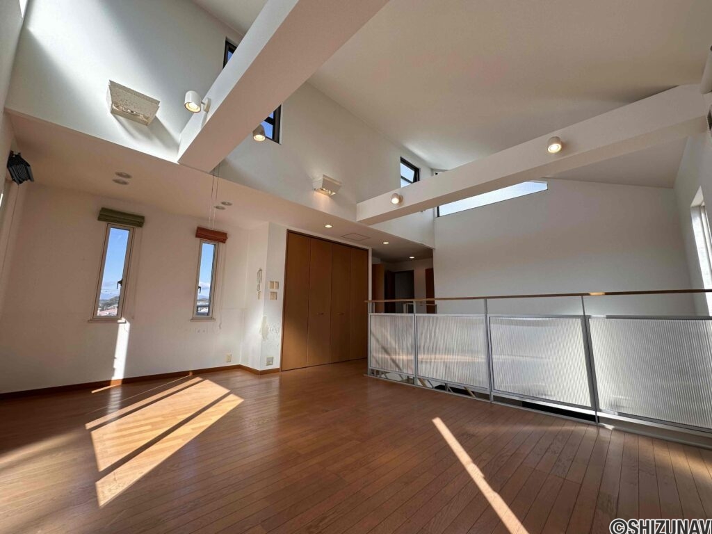 2階リビングは日当たりの良い寛ぎ空間です。