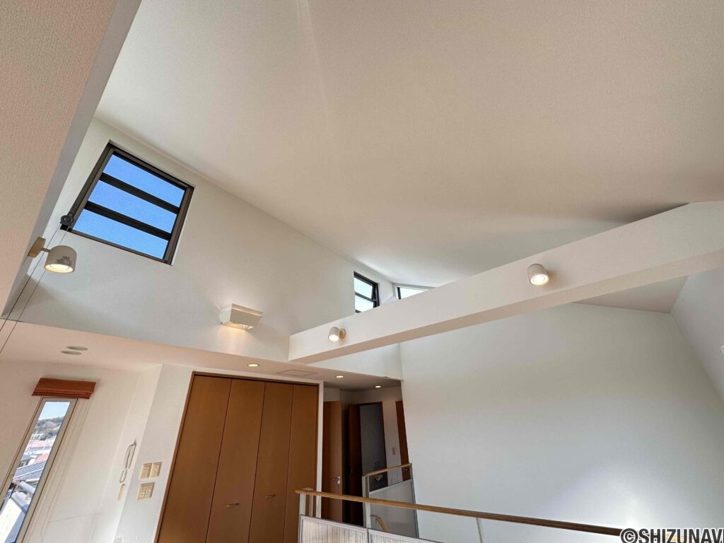 リビングは吹き抜けで開放的です。