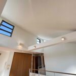 リビングは吹き抜けで開放的です。