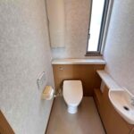 2階トイレ。窓もあり明るい室内です。