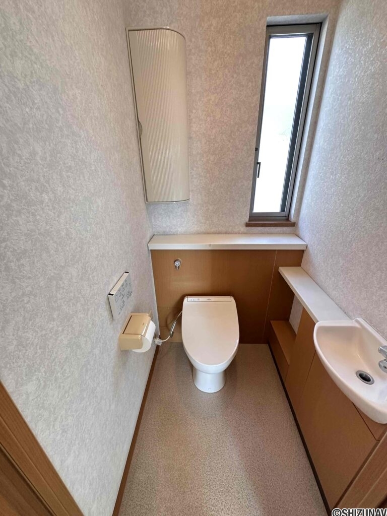 2階トイレ。窓もあり明るい室内です。