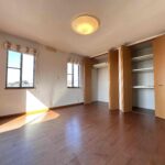 2階西側洋室。2面採光で日当たり良好です。