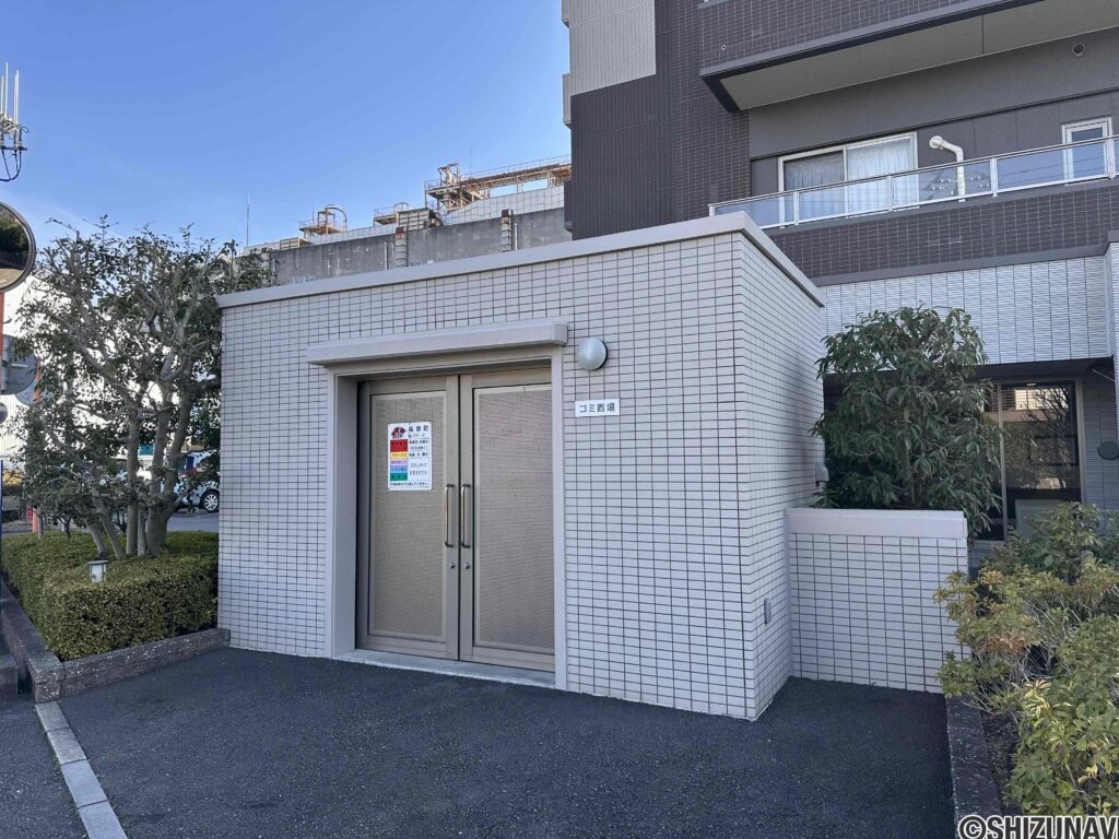 敷地内にマンション専用のごみ置き場。