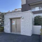 敷地内にマンション専用のごみ置き場。