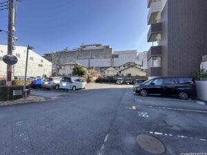 駐車場は1戸につき1台付で無料。全車平置き駐車場です。