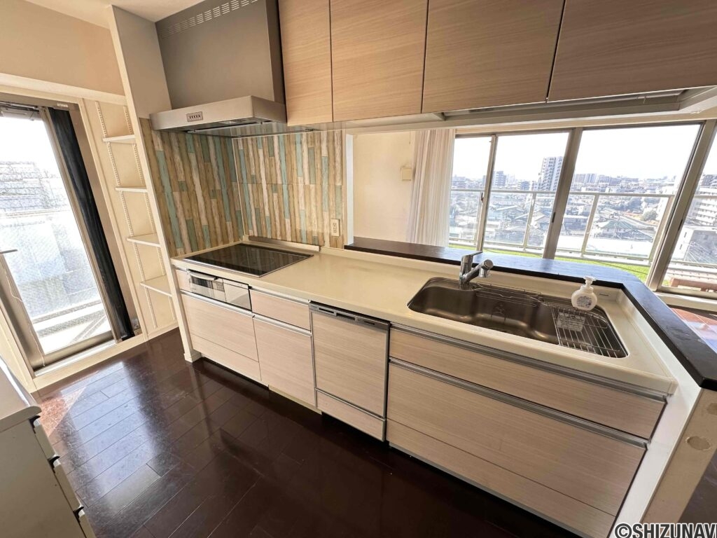 人気の対面キッチンで家族の会話も弾みます。キッチンから東側バルコニーに出られます。