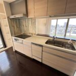 人気の対面キッチンで家族の会話も弾みます。キッチンから東側バルコニーに出られます。