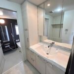 洗面もワイドタイプ、収納スペースも充実しています。