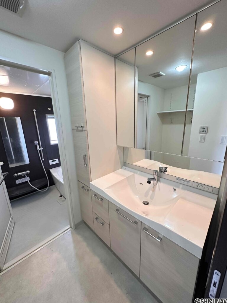 洗面もワイドタイプ、収納スペースも充実しています。