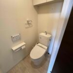 トイレにも収納スペースがございます。