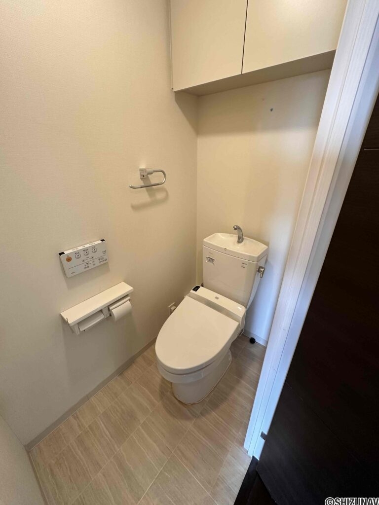 トイレにも収納スペースがございます。