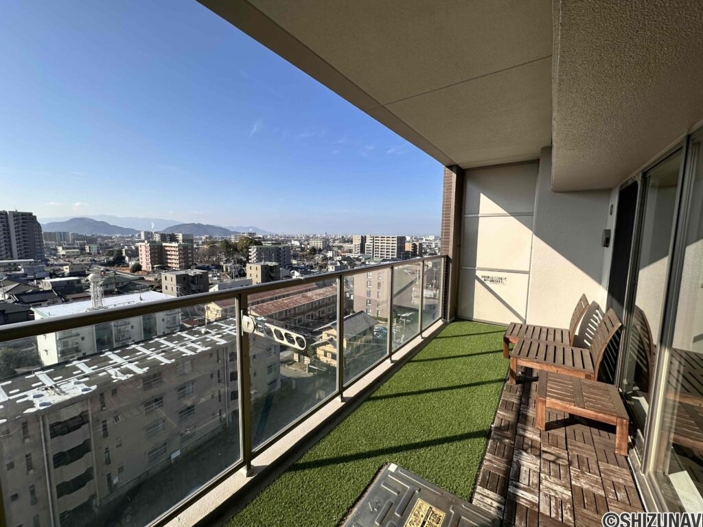 南面バルコニー。奥行きのあるバルコニーです。