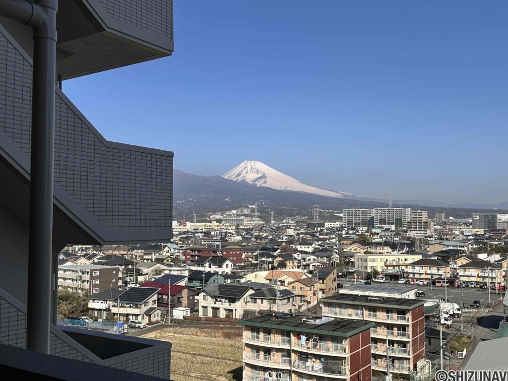 玄関出ますと目の前に富士山が見えます。