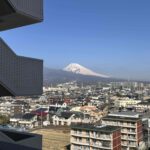 玄関出ますと目の前に富士山が見えます。