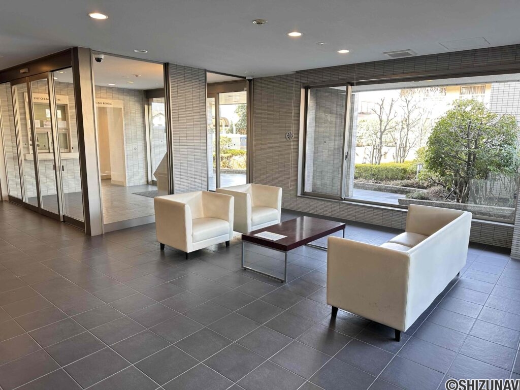 エントランスホールに応接スペースがございます。