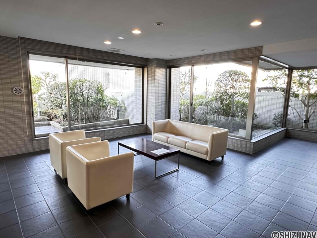 エントランスホールに応接スペースがございます。