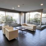 エントランスホールに応接スペースがございます。