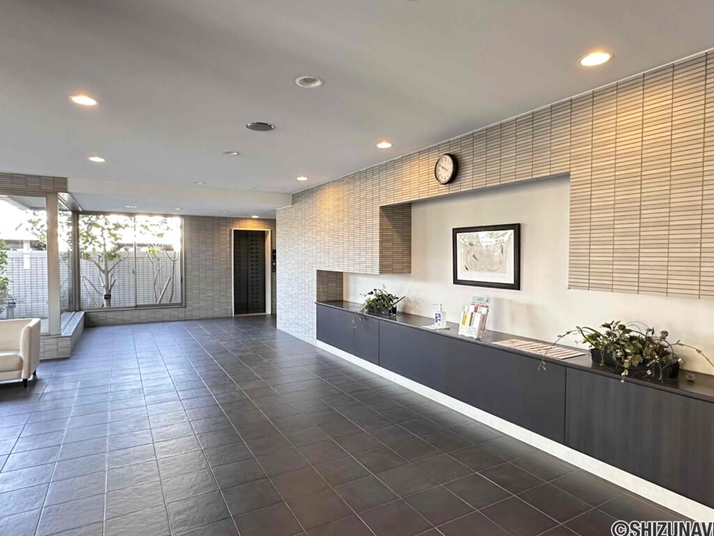 エントランスホールはゆったりとした広さ、開放感のある空間です。