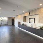 エントランスホールはゆったりとした広さ、開放感のある空間です。