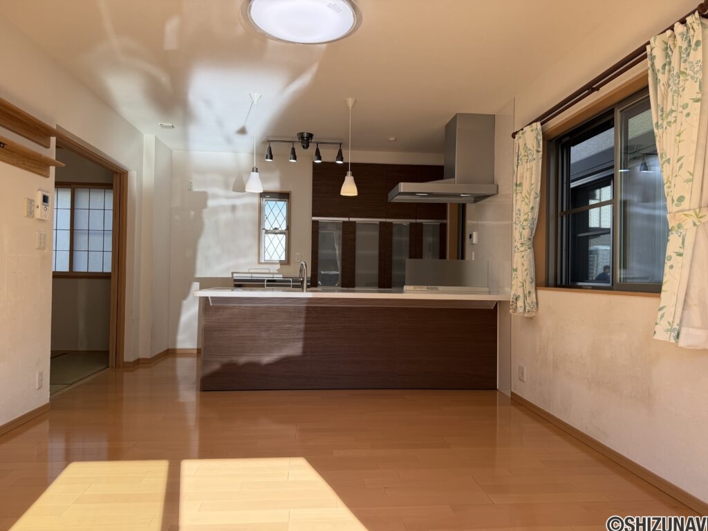 対面キッチンで明るいリビングです