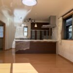 対面キッチンで明るいリビングです