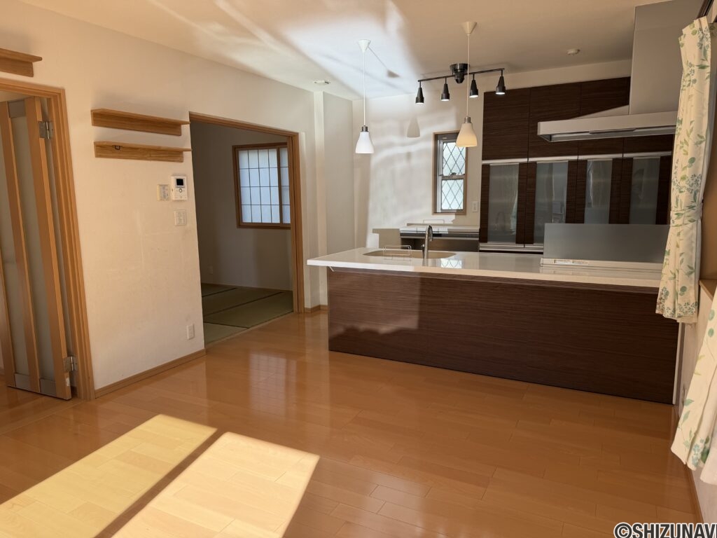 １階はシャッターがあり防犯的にも安心です