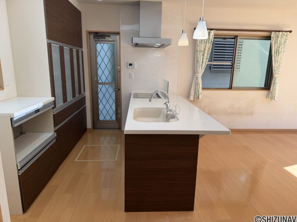 背面カップボードが大きく収納力あります