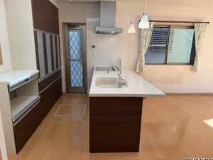 背面カップボードが大きく収納力あります